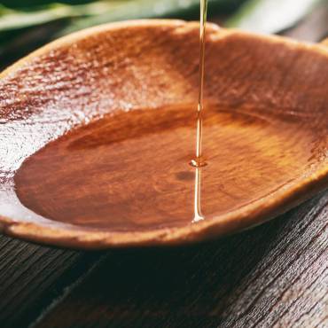 Maslinovo ulje u njezi kože i kozmetici – šta ono zapravo radi za vas?