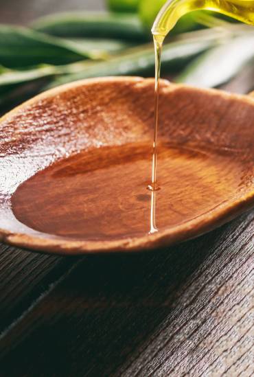 Maslinovo ulje u njezi kože i kozmetici – šta ono zapravo radi za vas?